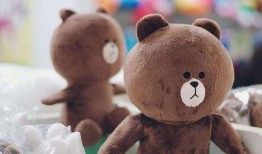 网红熊公仔吃瓜,趣味横生演绎网络热点